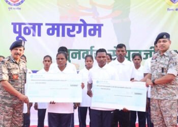 बीजापुर में 30 माओवादी कैडरों का आत्मसमर्पण