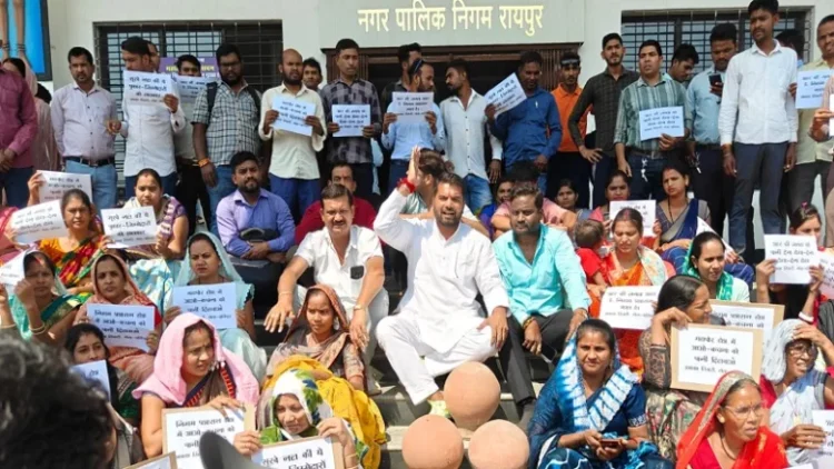 नेता प्रतिपक्ष ने निगम मुख्यालय में फोड़ा मटका, बोर का मिला आश्वासन..