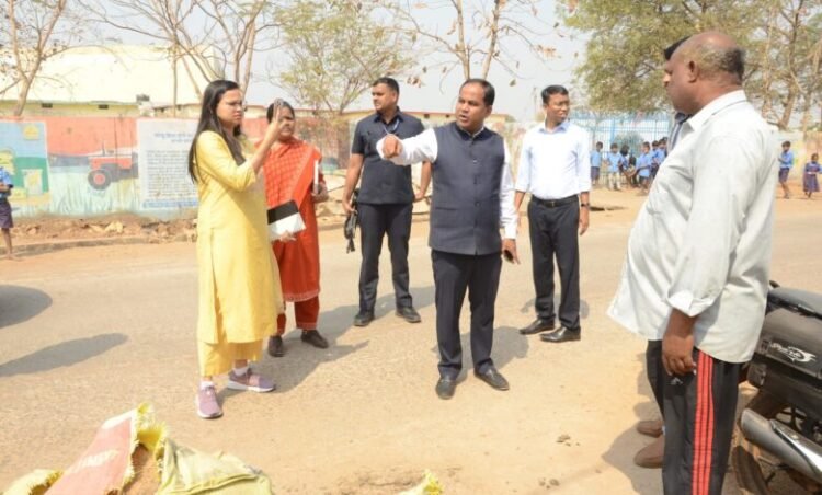 कलेक्टर डॉ गौरव सिंह ने आंगनबाड़ी केंद्र मंदिर हसौद का किया औचक निरीक्षण,आंगनबाड़ी कार्यकर्ता-सहायिका को मिला नोटिस