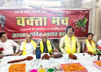 वक्ता मंच की काव्य गोष्ठी: चेतन भारती महामूर्ख बने “ये साल भी एक सवाल रह गया, तेरे नाम का गुलाल रह गया”: राहुल साहू