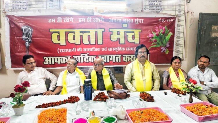 वक्ता मंच की काव्य गोष्ठी: चेतन भारती महामूर्ख बने “ये साल भी एक सवाल रह गया, तेरे नाम का गुलाल रह गया”: राहुल साहू