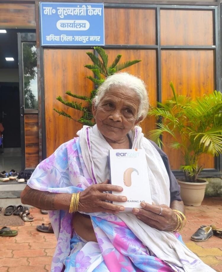 मुख्यमंत्री कैंप कार्यालय में श्रवणदोष से पीड़ित चाका बाई को मिला श्रवण यंत्र,90 वर्षीय चाका बाई पुनः सुन सकती है जीवन की मधुर ध्वनि,मुख्यमंत्री को दिया धन्यवाद