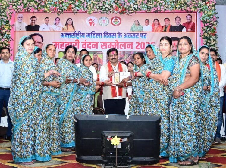 अंतर्राष्ट्रीय महिला दिवस पर उपमुख्यमंत्री विजय शर्मा कवर्धा में जिलास्तरीय महतारी वंदन कार्यक्रम में हुए शामिल,कहा-महतारी वंदन महिला सशक्तिकरण के हमारे प्रयासों का प्रतीक