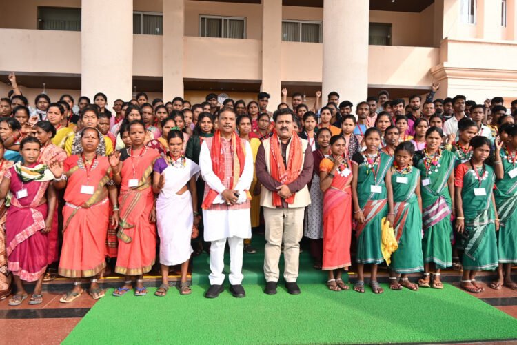 अबुझमाड़िया युवाओं ने अनुभव की लोकतंत्र की कार्यप्रणाली,उपमुख्यमंत्री विजय शर्मा ने अबुझमाड़िया युवाओं से किया आत्मीय संवाद