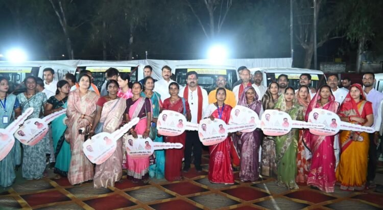 कबीरधाम में ‘दीदियों’ ने संभाली स्टीयरिंग, उपमुख्यमंत्री शर्मा बने पैसेंजर