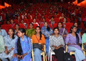 मंत्री लक्ष्मी राजवाड़े ने 600 छात्राओं को दिखाई द केरल स्टोरी 2