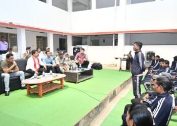 उपमुख्यमंत्री विजय शर्मा ने पुनर्वास केंद्र दंतेवाड़ा में युवाओं से की मुलाकात