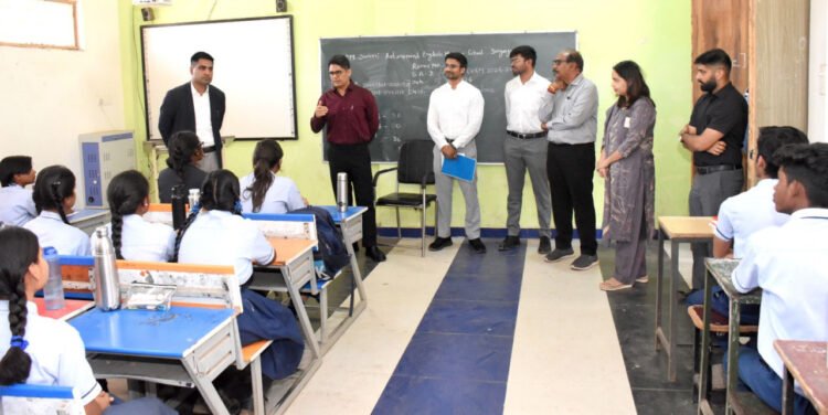 प्रभारी सचिव अविनाश चंपावत ने पीएम श्री स्कूल डोंगरगढ़ का किया निरीक्षण, बच्चों से आत्मीय संवाद कर अध्ययन-अध्यापन के बारे में ली जानकारी