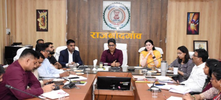 प्रभारी सचिव ने जिला अधिकारियों की समीक्षा बैठक ली,जनसमस्याओं के त्वरित निराकरण के दिए निर्देश