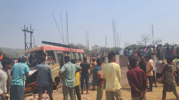 जशपुर में यात्रियों से भरी बस पलटी,सीएम ने घायलों के बेहतर उपचार के दिए निर्देश