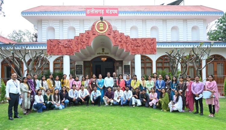 पहली बार महाविद्यालय के विद्यार्थियों ने किया लोकभवन का भ्रमण