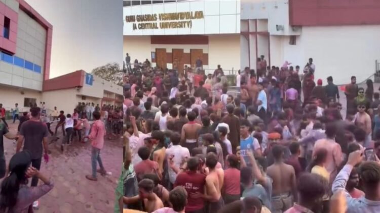 होली सेलिब्रेशन के बीच छात्रों में चले लात-घूंसे