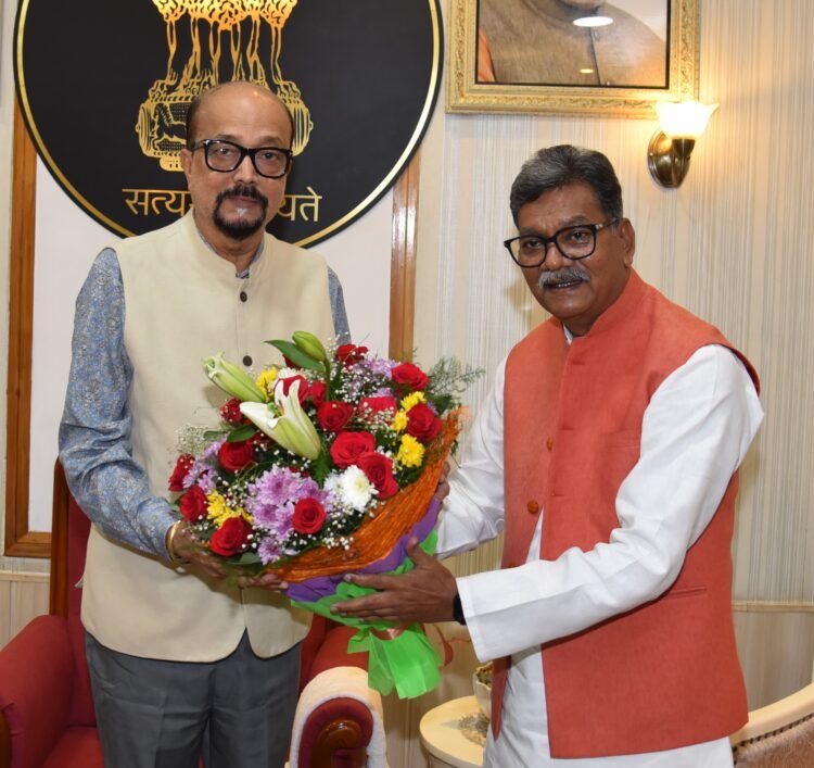 राज्यपाल डेका से नेता प्रतिपक्ष महंत ने सौजन्य भेंट की