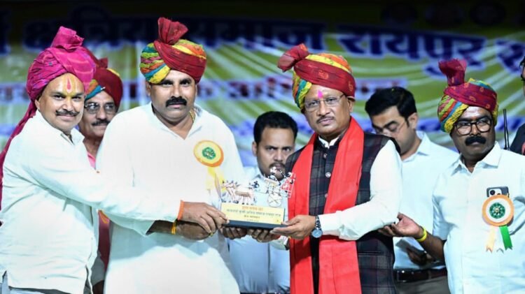 चन्द्रनाहू कुर्मी क्षत्रिय समाज के अधिवेशन में शामिल हुए मुख्यमंत्री, समाज के लिए सामुदायिक भवन हेतु 50 लाख और पारागांव में सीसी रोड निर्माण के लिए 20 लाख रुपये देने की घोषणा