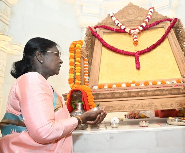 नवरात्र के प्रथम दिन अयोध्या में ऐतिहासिक क्षण, राष्ट्रपति द्रौपदी मुर्मु ने किया ‘श्रीराम यंत्र’ स्थापना अनुष्ठान