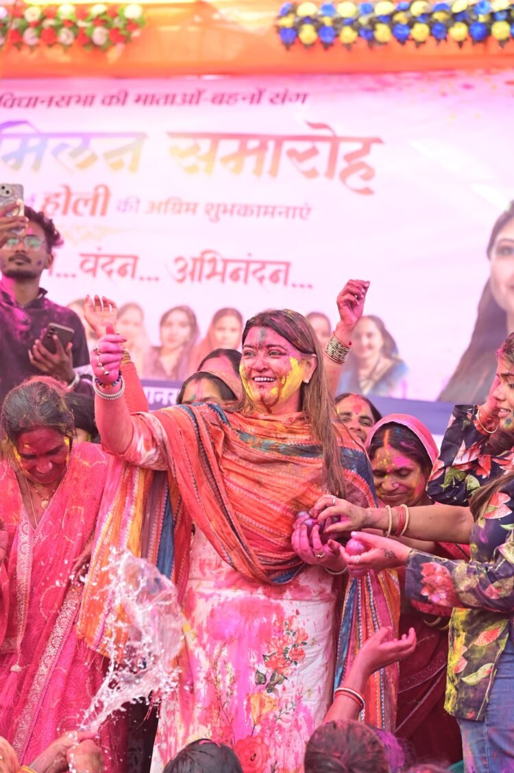 पंडरिया विधायक भावना बोहरा के नेतृत्व में महिला मोर्चा पंडरिया द्वारा होली मिलन समारोह का आयोजन