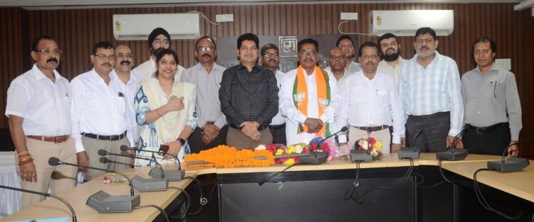 आर.डी.ए. द्वारा अध्यक्ष नंदकुमार साहू का जन्मदिवस हर्षोउल्लास के साथ मनाया गया