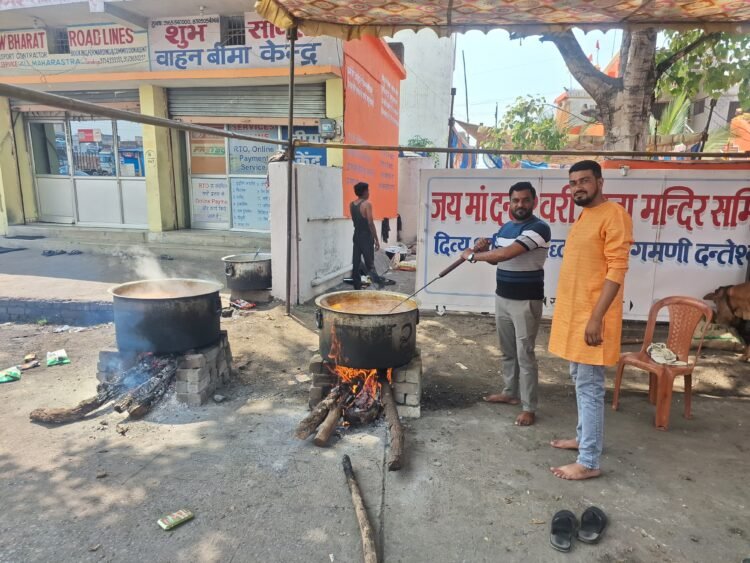 चैत्र नवरात्रि की महाअष्टमी पर माता दंतेश्वरी मंदिर, रावाभाठा में विशाल भंडारे का आयोजन किया गया