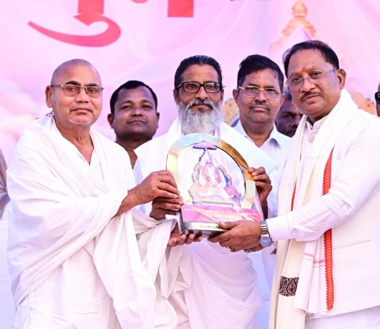 मुख्यमंत्री साय कबीर मठ आश्रम में आयोजित अखिल भारतीय सद्गुरु कबीर संत सम्मेलन में हुए शामिल,कहा-संत कबीर की वाणी समाज को जोड़ती है, सरकार का संकल्प जनजीवन संवारता है