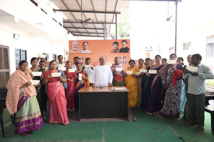 होली के पूर्व जरूरतमंदों को स्वेच्छानुदान राशि वितरित, विधायक पुरंदर मिश्रा का सराहनीय कार्य