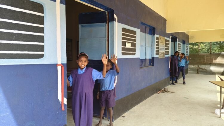 सुकमा के दूरस्थ कुचारास गाँव में ArcelorMittal Nippon Steel India (AM/NS इंडिया) ने दी शिक्षा की सौगात- ‘ट्रेन-थीम’ वाला स्कूल बना आकर्षण का केंद्र