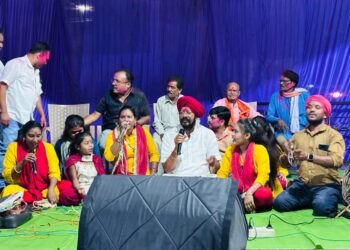 जुनेजा ने गाया फाग, नगाड़ा की थाप पर थिरके कार्यकर्ता