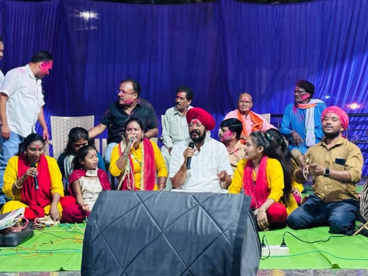 जुनेजा ने गाया फाग, नगाड़ा की थाप पर थिरके कार्यकर्ता