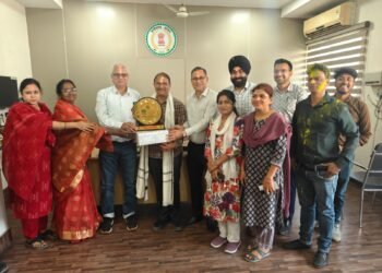 नगर निगम रायपुर के सेवानिवृत्त कार्यपालन अभियंता रघुमणि प्रधान की सेवा सम्मान नगर निगम अपर आयुक्तगणों, उपायुक्तगणों ने किया