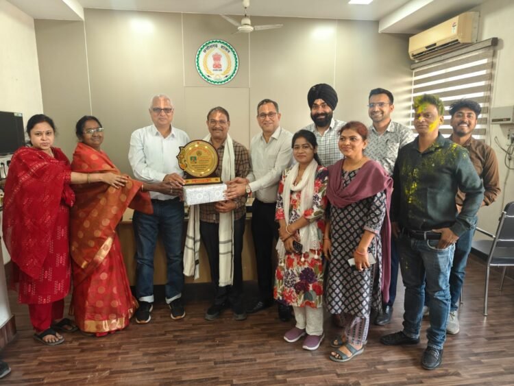 नगर निगम रायपुर के सेवानिवृत्त कार्यपालन अभियंता रघुमणि प्रधान की सेवा सम्मान नगर निगम अपर आयुक्तगणों, उपायुक्तगणों ने किया