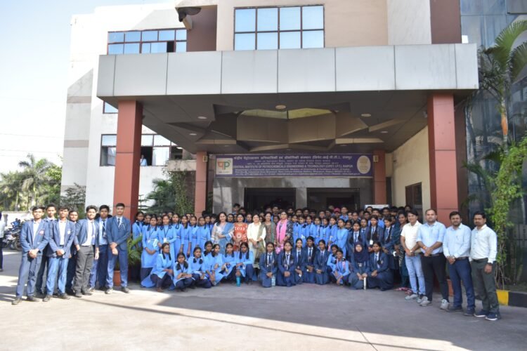 सिपेट, रायपुर में पीएम श्री आत्मानंद स्कूल के बच्चें शैक्षणिक भ्रमण के दौरान विज्ञान एवं तकनीक से हुए प्रभावित