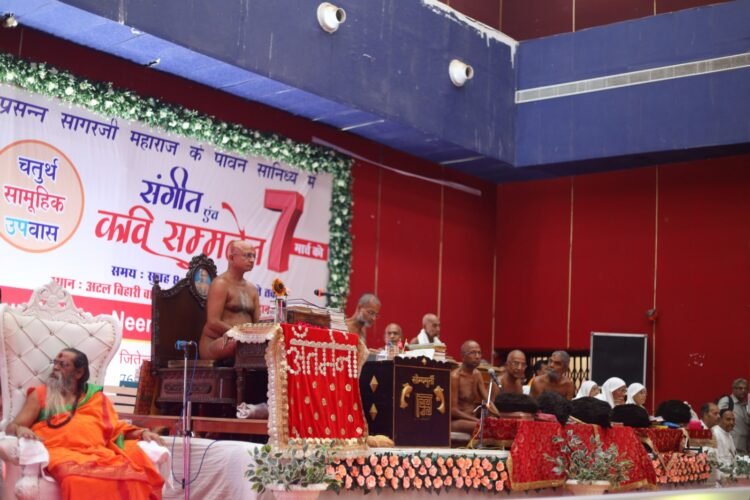 हर माह एक उपवास दशहरा मैदान स्थित वाजपेयी टाउन हॉल में किया आयोजन