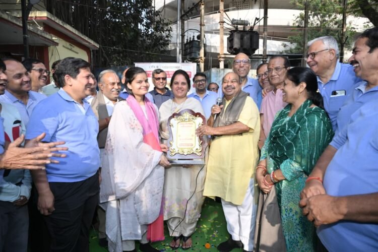 यूपीएससी परीक्षा 2025 में सफल रायपुर निवासी वैभवी अग्रवाल का ऑक्सीजोन में रायपुर महापौर मीनल चौबे ने किया सम्मानित