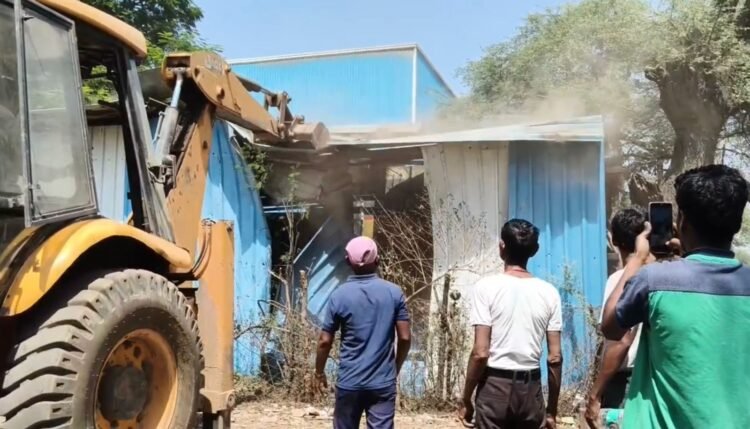 जिला प्रशासन द्वारा अतिक्रमण हटाने की गई कार्रवाई की गई, ग्राम समोदा में हटाया गया अवैध कब्जा