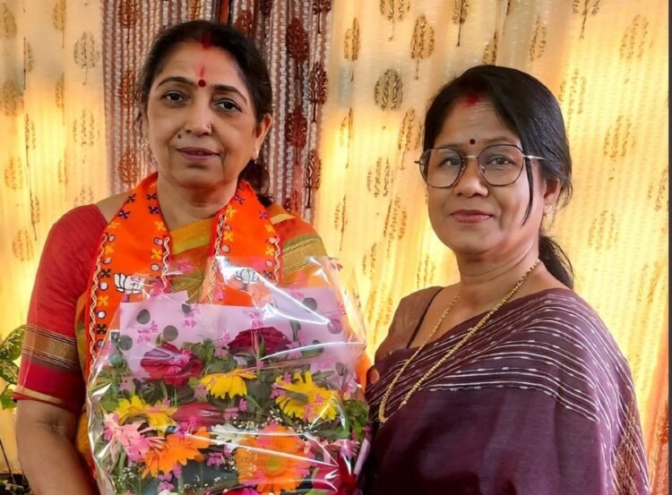 राज्यसभा सांसद बनने पर लक्ष्मी वर्मा से महापौर अलका बाघमार की सौजन्य मुलाकात, सरस्वती माता की प्रतिमा भेंट कर दी बधाई