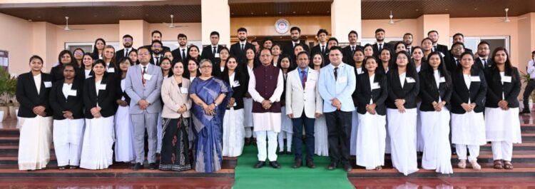 छत्तीसगढ़ राज्य न्यायिक अकादमी के प्रशिक्षु न्यायाधीशों ने मुख्यमंत्री से की सौजन्य मुलाकात,कहा-प्रशिक्षु न्यायाधीश लोकतंत्र के तीसरे स्तंभ के रूप में निभाएंगे महत्वपूर्ण भूमिका