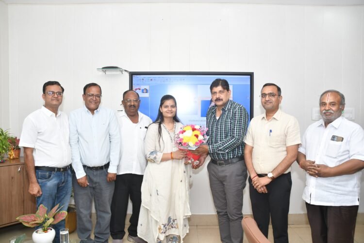 मंडल रेल प्रबंधक दयानंद ने छत्तीसगढ़ से यूपीएससी में 35वीं रैंक पर चयनित वैभवी अग्रवाल को उल्लेखनीय उपलब्धि पर हार्दिक बधाई एवं शुभकामनाएं दी