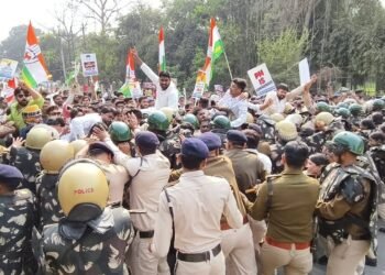 छत्तीसगढ़ युवा कांग्रेस का प्रदेशव्यापी भाजपा कार्यालय घेराव — “PM is Compromised” युवाओं के आक्रोश की बुलंद आवाज़