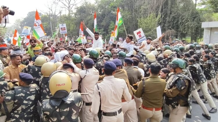 छत्तीसगढ़ युवा कांग्रेस का प्रदेशव्यापी भाजपा कार्यालय घेराव — “PM is Compromised” युवाओं के आक्रोश की बुलंद आवाज़