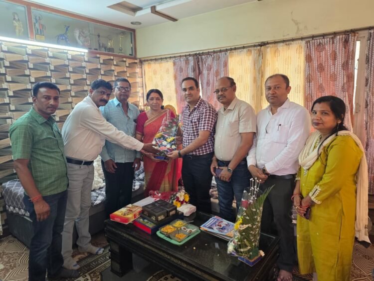 नवनिर्वाचित राज्य सभा सदस्य खमतराई निवासी लक्ष्मी वर्मा को नगर निगम जोन अधिकारियों ने निर्वाचन पर दी हार्दिक शुभकामनाएं