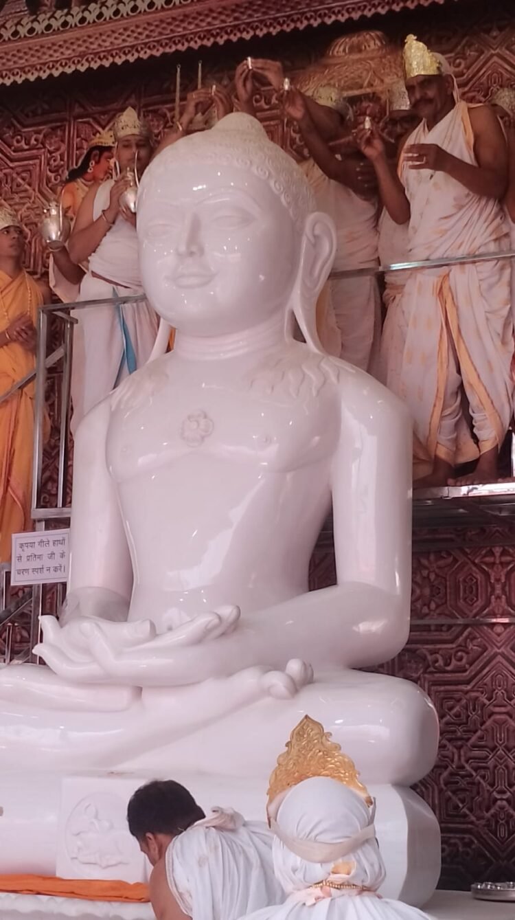 श्री आदिनाथ जयंती समारोह पर हुआ भगवान का महामस्तिष्काभिषेक