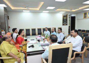 रायपुर उत्तर विधायक पुरंदर मिश्रा ने पंडरी कपड़ा बाजार की 19 दुकानों की नियमानुसार सील खोलने के दिए निर्देश