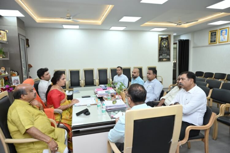 रायपुर उत्तर विधायक पुरंदर मिश्रा ने पंडरी कपड़ा बाजार की 19 दुकानों की नियमानुसार सील खोलने के दिए निर्देश