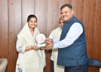 वरिष्ठ मंडल वाणिज्य प्रबंधक अवधेश कुमार त्रिवेदी ने छत्तीसगढ़ से यूपीएससी में चयनित वैभवी अग्रवाल एवं उनके परिजनों से सौजन्य मुलाकात कर बधाई देकर सम्मानित किया