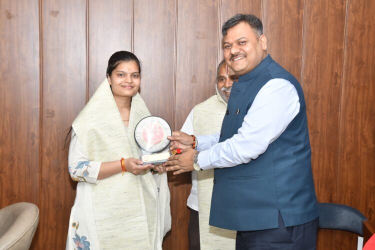 वरिष्ठ मंडल वाणिज्य प्रबंधक अवधेश कुमार त्रिवेदी ने छत्तीसगढ़ से यूपीएससी में चयनित वैभवी अग्रवाल एवं उनके परिजनों से सौजन्य मुलाकात कर बधाई देकर सम्मानित किया