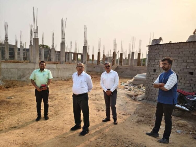 कलेक्टर, एसपी एवं सीईओ ने सुपेबेड़ा के बिहान दिदियों को गांव के विकास कार्यो के लिए एकजुट रहने, की दी समझाइश