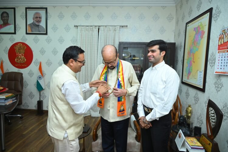 मनोहर गौशाला ट्रस्टी ने राज्यपाल को पहनाई गोबर से निर्मित वैदिक माला