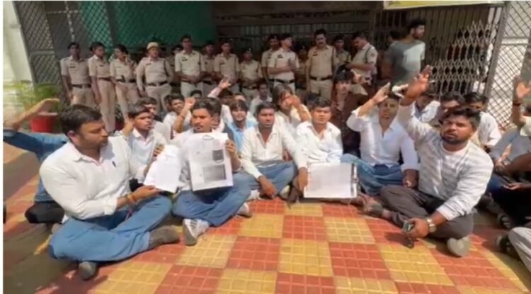 “CGBSE 12वीं हिंदी पेपर लीक का मामला गरमाया, NSUI ने किया मंडल का घेराव”