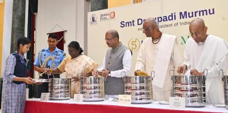 भारत के राष्ट्रपति ने अक्षय पात्र को 5 अरबवां भोजन परोसा