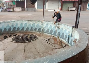 इंदिरा मार्केट के बंद कुएं में कचरा फेंकने पर निगम की सख्ती