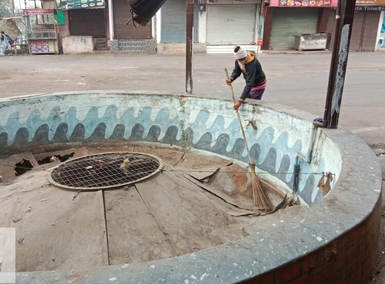 इंदिरा मार्केट के बंद कुएं में कचरा फेंकने पर निगम की सख्ती
